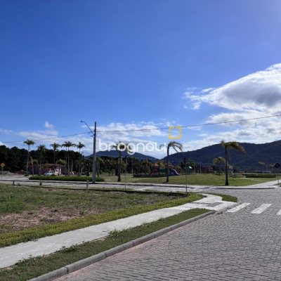Terreno com 385m², no bairro São João do Rio Vermelho em Florianópolis
