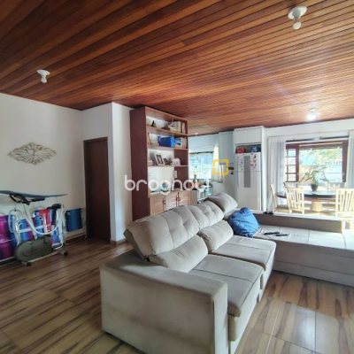 Casa com 148m², 3 quartos (sendo 1 suíte), 2 garagens, no bairro Cachoeira do Bom Jesus em Florianópolis