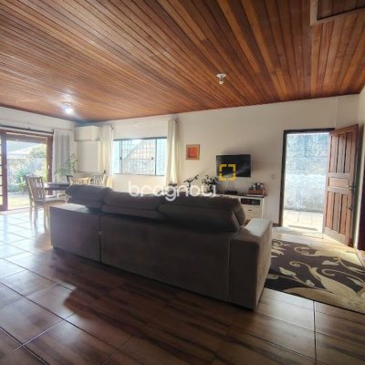 Casa com 148m², 3 quartos (sendo 1 suíte), 2 garagens, no bairro Cachoeira do Bom Jesus em Florianópolis