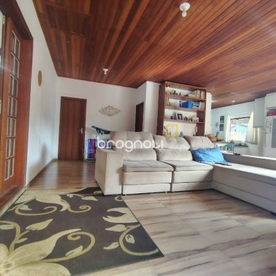 Casa com 148m², 3 quartos (sendo 1 suíte), 2 garagens, no bairro Cachoeira do Bom Jesus em Florianópolis