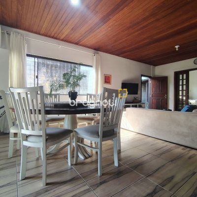Casa com 148m², 3 quartos (sendo 1 suíte), 2 garagens, no bairro Cachoeira do Bom Jesus em Florianópolis