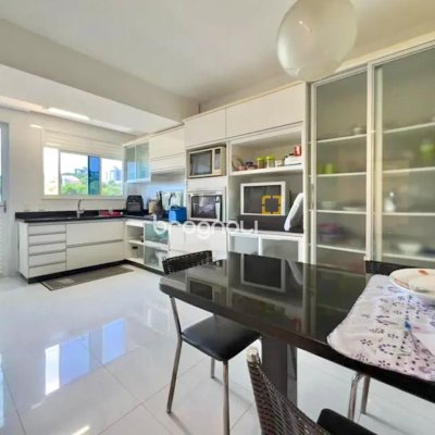 Cobertura com 258m², 3 quartos (sendo 1 suíte), 3 garagens, no bairro Estreito em Florianópolis