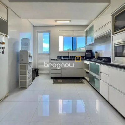 Cobertura com 258m², 3 quartos (sendo 1 suíte), 3 garagens, no bairro Estreito em Florianópolis