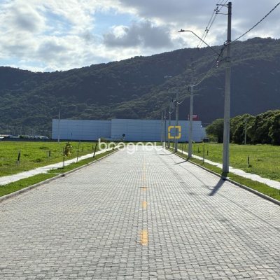 Terreno com 360m², no bairro São João do Rio Vermelho em Florianópolis