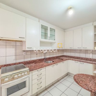 Apartamento com 113m², 3 quartos (sendo 1 suíte), 2 garagens, no bairro Centro em Florianópolis