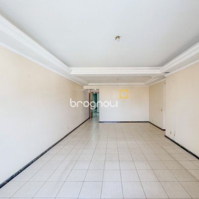 Apartamento com 113m², 3 quartos (sendo 1 suíte), 2 garagens, no bairro Centro em Florianópolis
