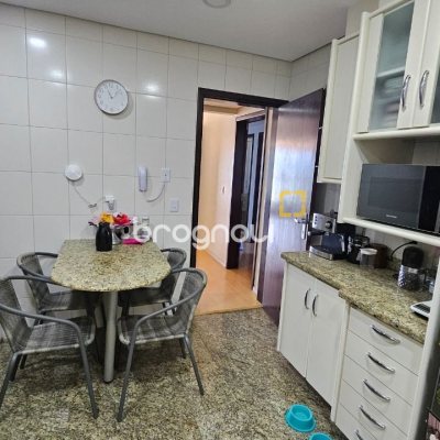 Apartamento com 130m², 3 quartos (sendo 1 suíte), 2 garagens, no bairro Coqueiros em Florianópolis
