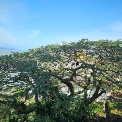 Apartamento com 130m², 3 quartos (sendo 1 suíte), 2 garagens, no bairro Coqueiros em Florianópolis