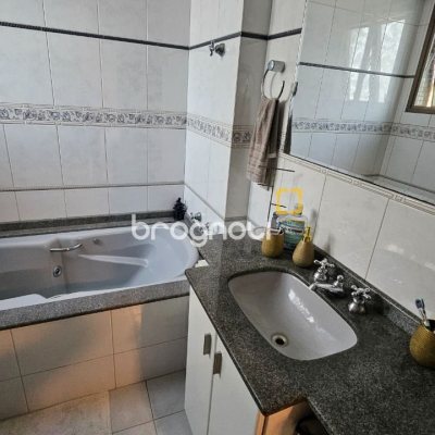 Apartamento com 130m², 3 quartos (sendo 1 suíte), 2 garagens, no bairro Coqueiros em Florianópolis