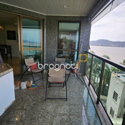 Apartamento com 130m², 3 quartos (sendo 1 suíte), 2 garagens, no bairro Coqueiros em Florianópolis