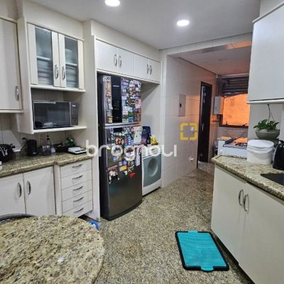 Apartamento com 130m², 3 quartos (sendo 1 suíte), 2 garagens, no bairro Coqueiros em Florianópolis