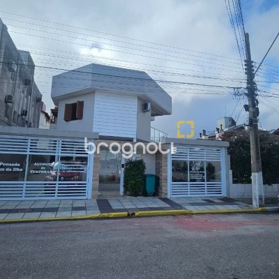 Pousada / Hotel com 560m², 10 quartos (sendo 2 suítes), 8 garagens, no bairro Canasvieiras em Florianópolis