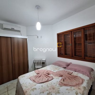 Pousada / Hotel com 560m², 10 quartos (sendo 2 suítes), 8 garagens, no bairro Canasvieiras em Florianópolis