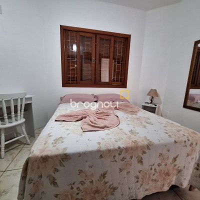 Pousada / Hotel com 560m², 10 quartos (sendo 2 suítes), 8 garagens, no bairro Canasvieiras em Florianópolis