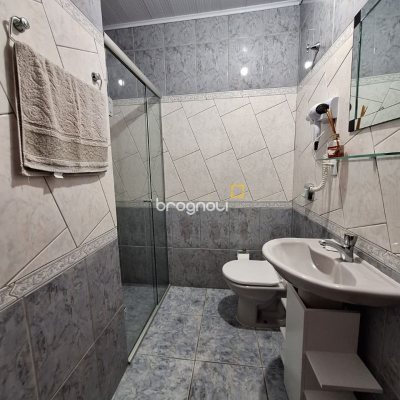 Pousada / Hotel com 560m², 10 quartos (sendo 2 suítes), 8 garagens, no bairro Canasvieiras em Florianópolis