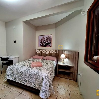 Pousada / Hotel com 560m², 10 quartos (sendo 2 suítes), 8 garagens, no bairro Canasvieiras em Florianópolis