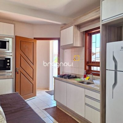 Pousada / Hotel com 560m², 10 quartos (sendo 2 suítes), 8 garagens, no bairro Canasvieiras em Florianópolis