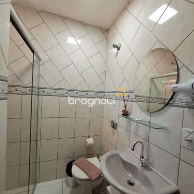 Pousada / Hotel com 560m², 10 quartos (sendo 2 suítes), 8 garagens, no bairro Canasvieiras em Florianópolis