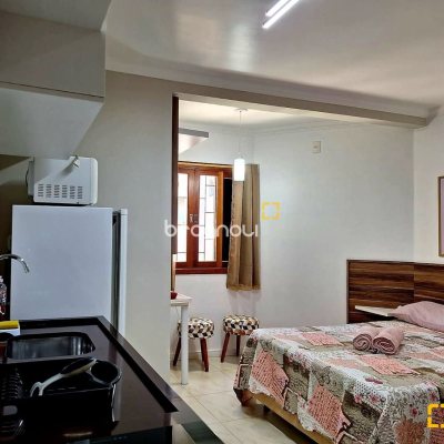 Pousada / Hotel com 560m², 10 quartos (sendo 2 suítes), 8 garagens, no bairro Canasvieiras em Florianópolis