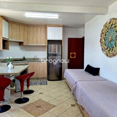 Pousada / Hotel com 560m², 10 quartos (sendo 2 suítes), 8 garagens, no bairro Canasvieiras em Florianópolis