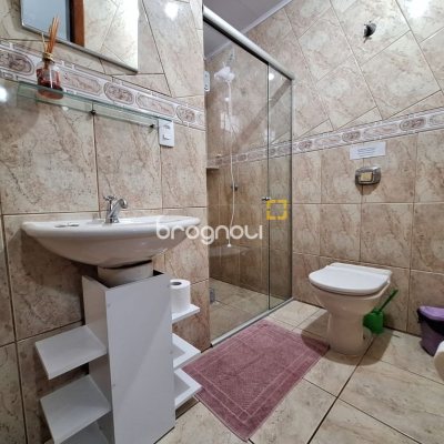 Pousada / Hotel com 560m², 10 quartos (sendo 2 suítes), 8 garagens, no bairro Canasvieiras em Florianópolis