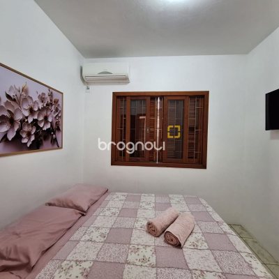 Pousada / Hotel com 560m², 10 quartos (sendo 2 suítes), 8 garagens, no bairro Canasvieiras em Florianópolis