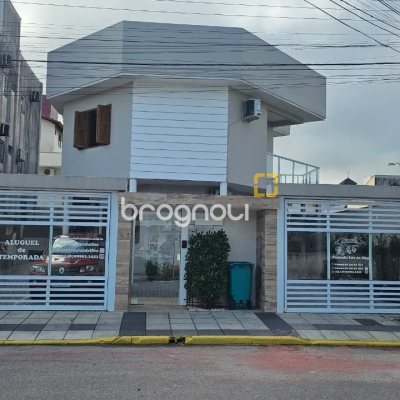 Pousada / Hotel com 560m², 10 quartos (sendo 2 suítes), 8 garagens, no bairro Canasvieiras em Florianópolis
