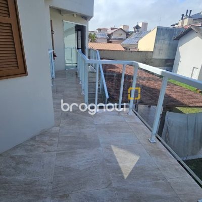 Pousada / Hotel com 560m², 10 quartos (sendo 2 suítes), 8 garagens, no bairro Canasvieiras em Florianópolis