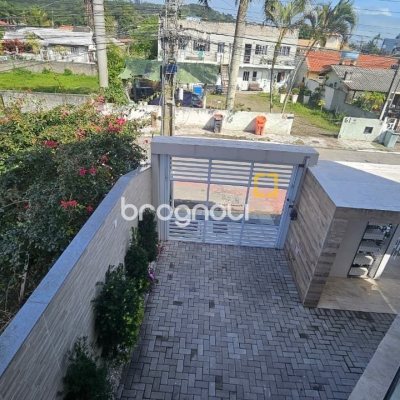 Pousada / Hotel com 560m², 10 quartos (sendo 2 suítes), 8 garagens, no bairro Canasvieiras em Florianópolis