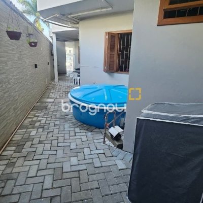 Pousada / Hotel com 560m², 10 quartos (sendo 2 suítes), 8 garagens, no bairro Canasvieiras em Florianópolis