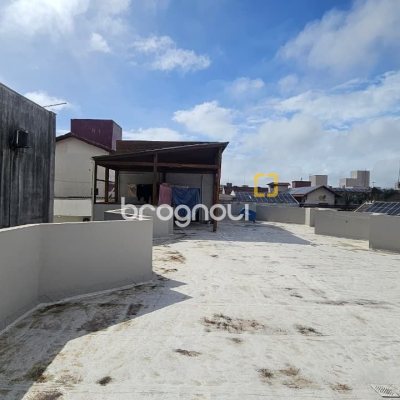 Pousada / Hotel com 560m², 10 quartos (sendo 2 suítes), 8 garagens, no bairro Canasvieiras em Florianópolis