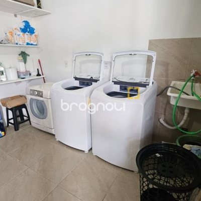 Pousada / Hotel com 560m², 10 quartos (sendo 2 suítes), 8 garagens, no bairro Canasvieiras em Florianópolis
