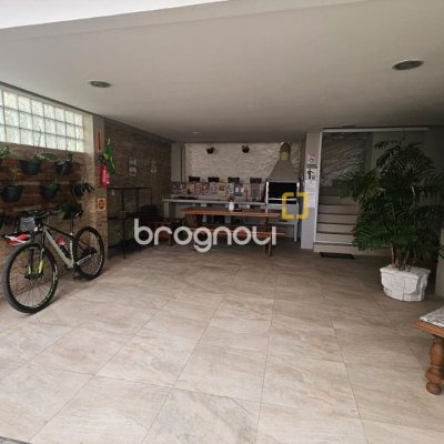 Pousada / Hotel com 560m², 10 quartos (sendo 2 suítes), 8 garagens, no bairro Canasvieiras em Florianópolis