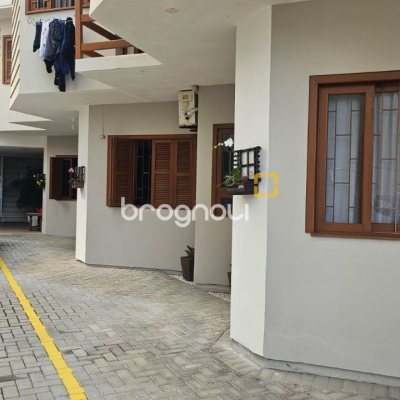 Pousada / Hotel com 560m², 10 quartos (sendo 2 suítes), 8 garagens, no bairro Canasvieiras em Florianópolis