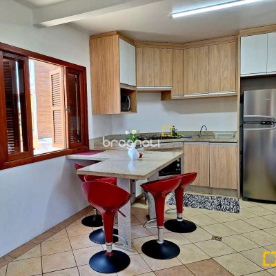 Pousada / Hotel com 560m², 10 quartos (sendo 2 suítes), 8 garagens, no bairro Canasvieiras em Florianópolis