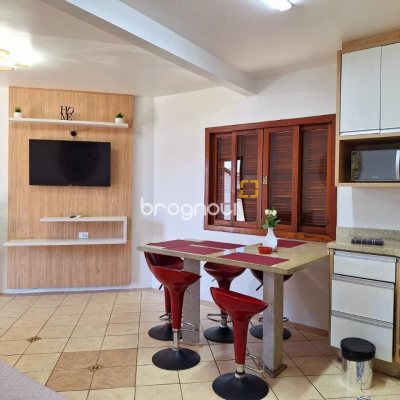 Pousada / Hotel com 560m², 10 quartos (sendo 2 suítes), 8 garagens, no bairro Canasvieiras em Florianópolis