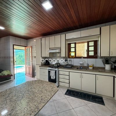 Sítio com 250m², 5 quartos (sendo 1 suíte), 4 garagens, no bairro Campo Duna em Garopaba