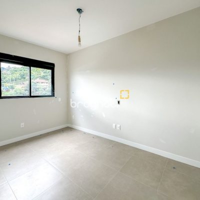 Apartamento com 94m², 3 quartos (sendo 1 suíte), 2 garagens, no bairro Saco Grande em Florianópolis