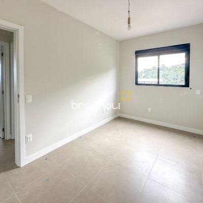 Apartamento com 94m², 3 quartos (sendo 1 suíte), 2 garagens, no bairro Saco Grande em Florianópolis