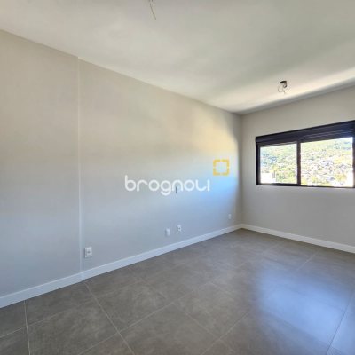 Apartamento com 98m², 3 quartos (sendo 1 suíte), 2 garagens, no bairro Saco Grande em Florianópolis