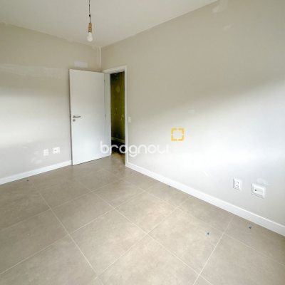 Apartamento com 94m², 3 quartos (sendo 1 suíte), 2 garagens, no bairro Saco Grande em Florianópolis