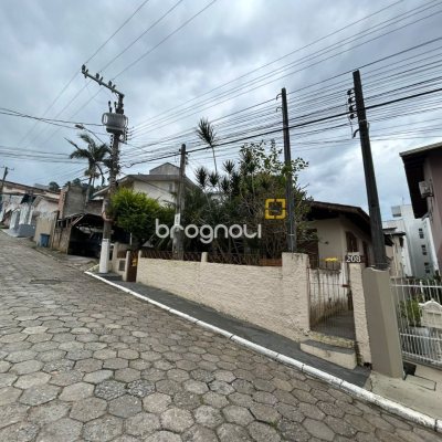 Terreno com 300m², no bairro Trindade em Florianópolis