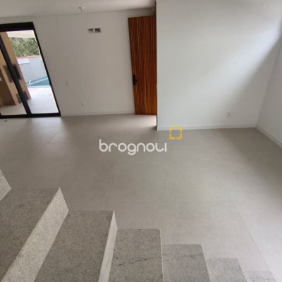 Casa de Condomínio com 230m², 3 quartos (sendo 3 suítes), 2 garagens, no bairro Santo Antônio de Lisboa em Florianópolis