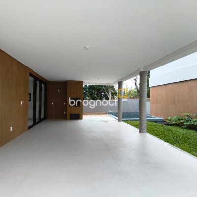 Casa de Condomínio com 230m², 3 quartos (sendo 3 suítes), 2 garagens, no bairro Santo Antônio de Lisboa em Florianópolis