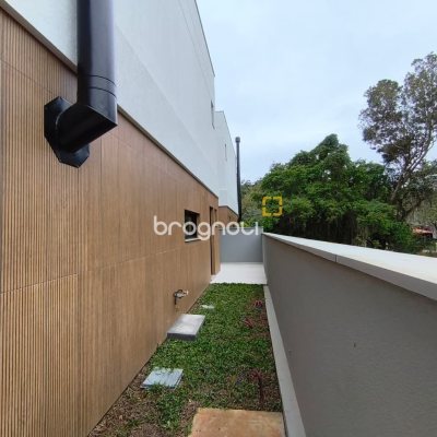 Casa de Condomínio com 230m², 3 quartos (sendo 3 suítes), 2 garagens, no bairro Santo Antônio de Lisboa em Florianópolis