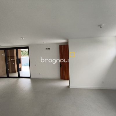 Casa de Condomínio com 230m², 3 quartos (sendo 3 suítes), 2 garagens, no bairro Santo Antônio de Lisboa em Florianópolis