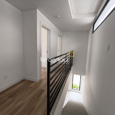 Casa de Condomínio com 230m², 3 quartos (sendo 3 suítes), 2 garagens, no bairro Santo Antônio de Lisboa em Florianópolis