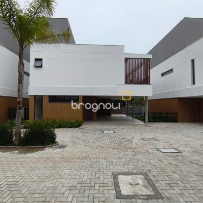 Casa de Condomínio com 230m², 3 quartos (sendo 3 suítes), 2 garagens, no bairro Santo Antônio de Lisboa em Florianópolis
