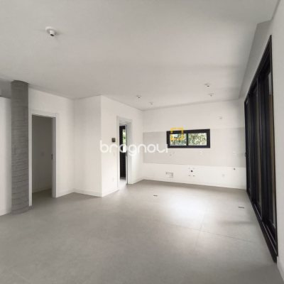 Casa de Condomínio com 230m², 3 quartos (sendo 3 suítes), 2 garagens, no bairro Santo Antônio de Lisboa em Florianópolis