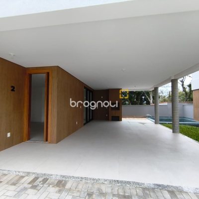 Casa de Condomínio com 230m², 3 quartos (sendo 3 suítes), 2 garagens, no bairro Santo Antônio de Lisboa em Florianópolis